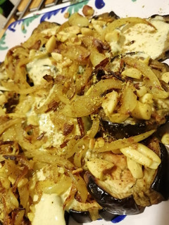 Una foto de Berenjena asada con salsa de yogur