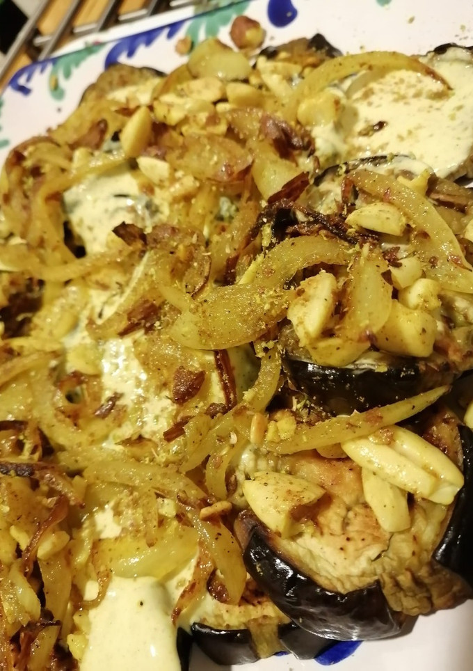 Una foto de Berenjena asada con salsa de yogur