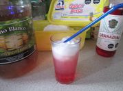 Una foto de tragos con frutas y alcohol