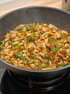 Una foto de Wok de pollo con mango en salsa de soja a las especias japonesas