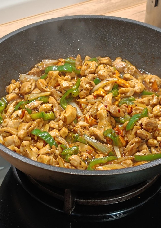 Una foto de Wok de pollo con mango en salsa de soja a las especias japonesas