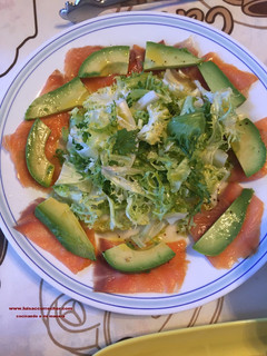 Una foto de Ensalada de salmón y aguacate