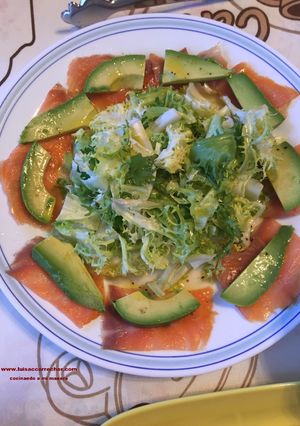 Foto principal de Ensalada de salmón y aguacate