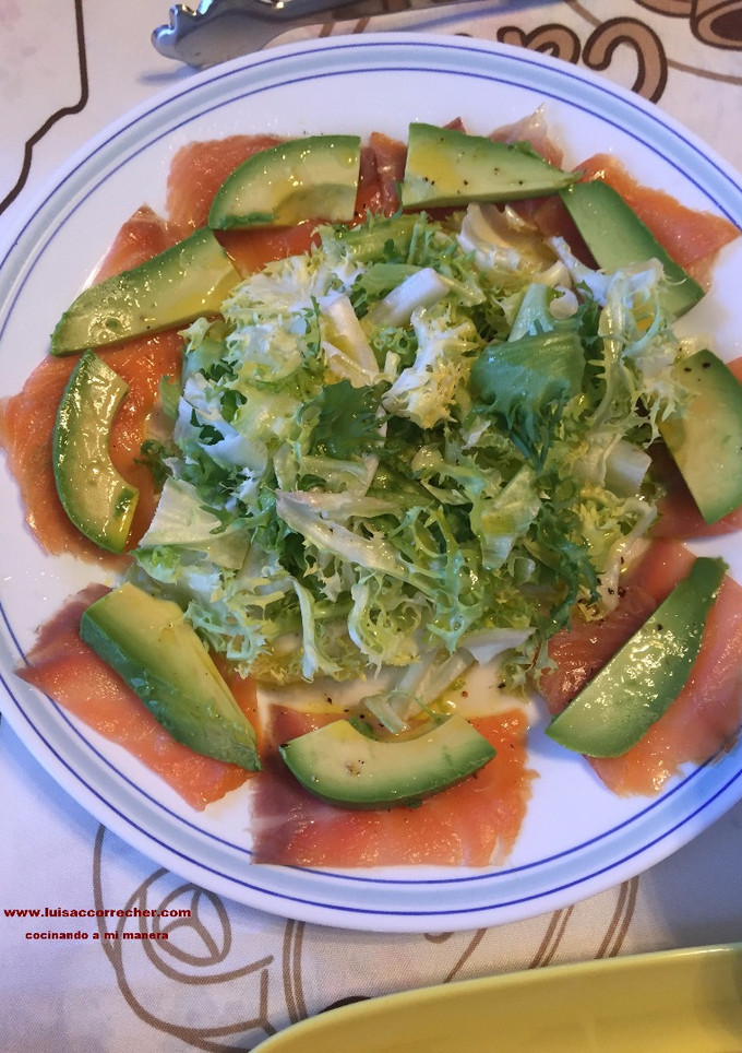 Una foto de Ensalada de salmón y aguacate