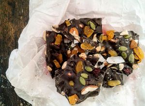 Una foto de TROZOS de CHOCOLATE con FRUTOS SECOS