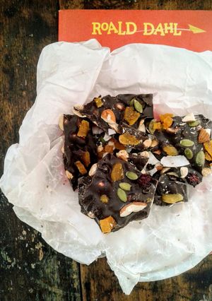 Una foto de TROZOS de CHOCOLATE con FRUTOS SECOS