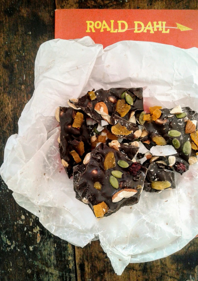 Una foto de TROZOS de CHOCOLATE con FRUTOS SECOS