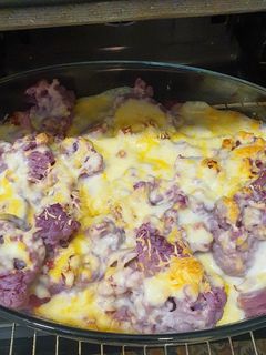 Una foto de Coliflor lila con bechamel patata base y taquitos de jamón