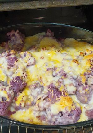 Una foto de Coliflor lila con bechamel patata base y taquitos de jamón
