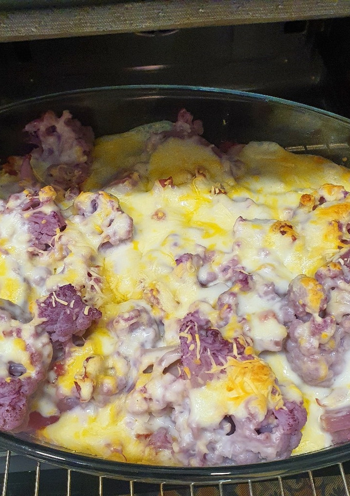 Una foto de Coliflor lila con bechamel patata base y taquitos de jamón