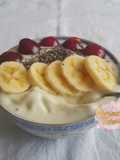 Smoothie bowl cu pepene galben