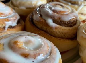 Una foto de Cinnamon rolls (rollitos de canela)