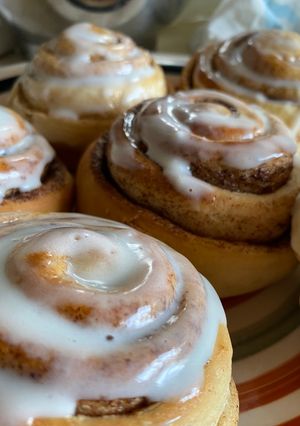 Una foto de Cinnamon rolls (rollitos de canela)