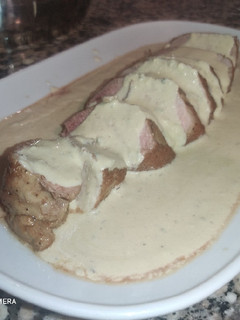 Una foto de Solomillo de cerdo con salsa roquefort 🤤😻