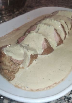Una foto de Solomillo de cerdo con salsa roquefort 🤤😻