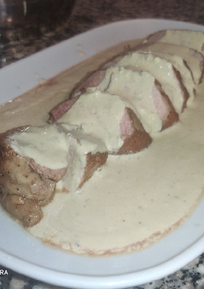 Una foto de Solomillo de cerdo con salsa roquefort 🤤😻