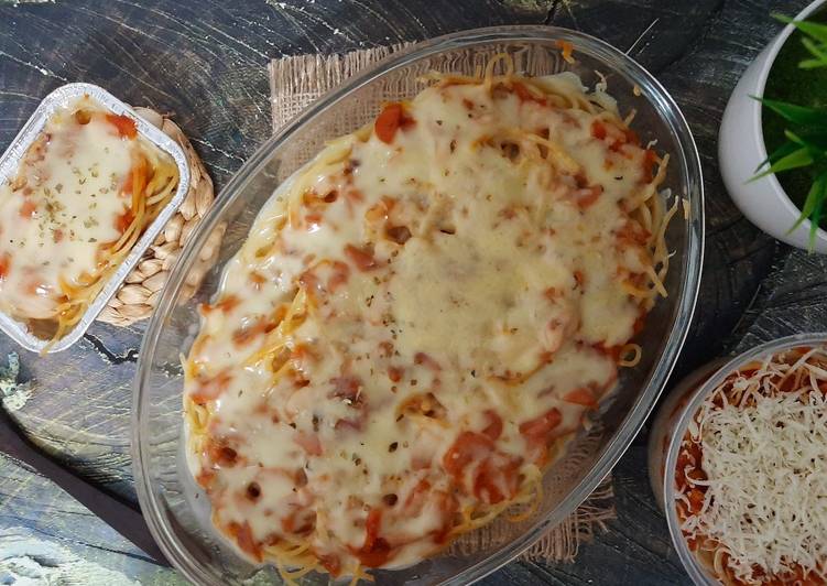 Spaghetti bolognaise with saus cream chesee