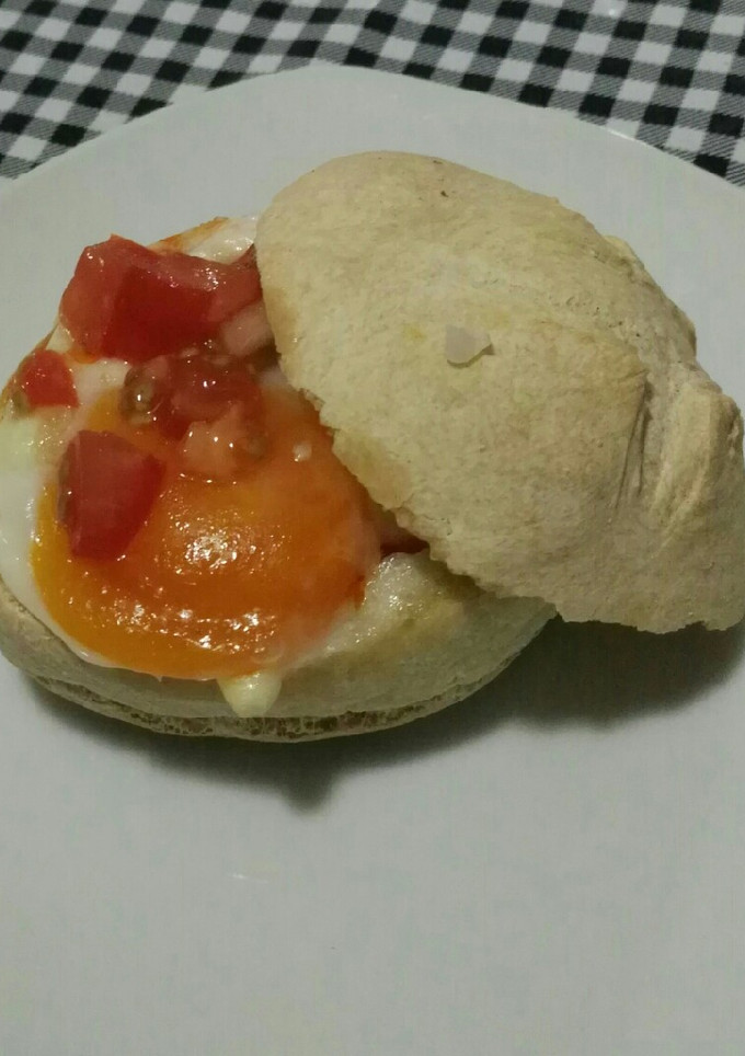 Una foto de Bollo de pan con huevo