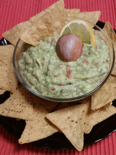 Una foto de Guacamole casero con nachos