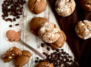 Una foto de Cookies de café y cacao (con chips de chocolate blanco)!!