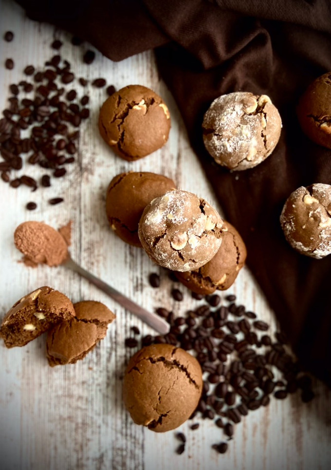 Una foto de Cookies de café y cacao (con chips de chocolate blanco)!!
