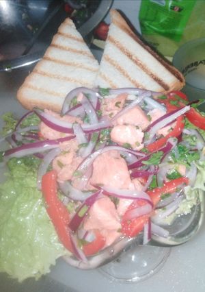 Una foto de Ceviche de salmón individual