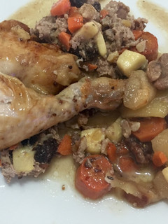 Una foto de Pollo relleno para Navidad con nueces y ciruelas