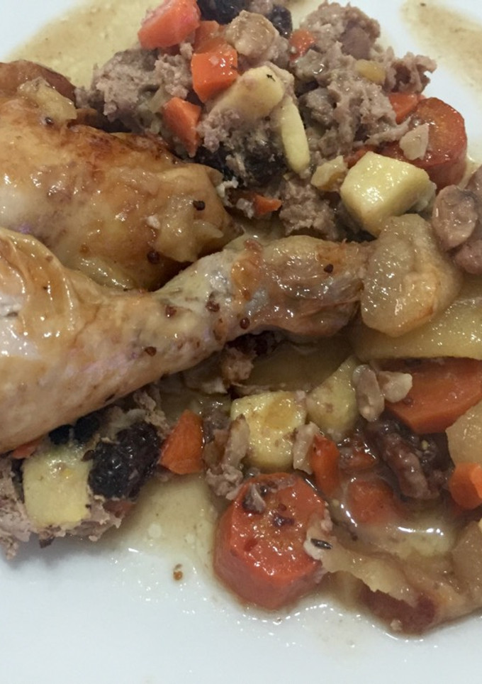 Una foto de Pollo relleno para Navidad con nueces y ciruelas