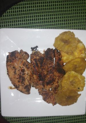 Una foto de Pechugas de pollos con finas hierbas.