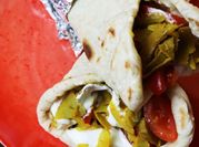 Una foto di kebab con verdure