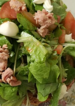 Foto di Frisella integrale,tonno pomodori insalata e maionese light