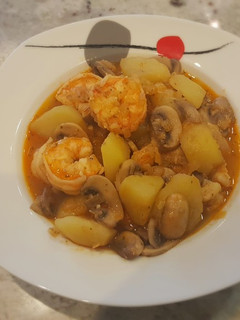Una foto de Guiso de patatas con champiñones y langostinos