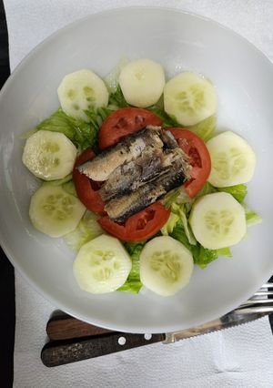Una foto de Ensalada sencilla disfrazada de flor