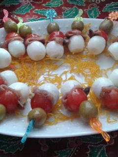 Una foto de Banderillas de huevos de codorniz