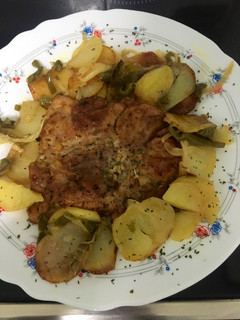 Una foto de Muslo de pollo deshuesado al horno con patatas panadera