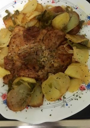 Una foto de Muslo de pollo deshuesado al horno con patatas panadera