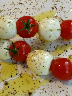 Una foto de Brochetas de tomates cherry y huevos de codorniz