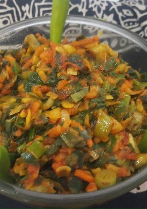 A picture of Spring onion and bhavnagari gathiya nu shak.