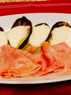 Una foto de Berenjenas con pavo y queso burratine