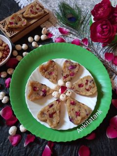 મખાના રોઝ બરફી (Makhana Rose Barfi Recipe In Gujarati) રેસીપી મુખ્ય ફોટો