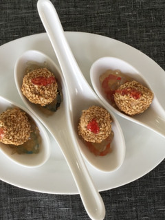 Una foto de Cucharas de Caviar con Pedro Ximénez, foie y ajonjolí 🎄🎁