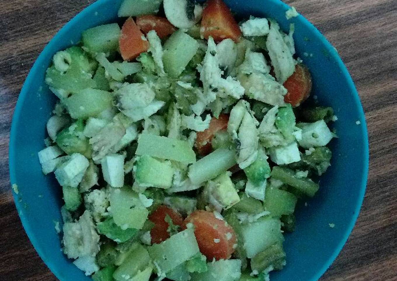 Ensalada de verduras al vapor con queso panela y pechuga