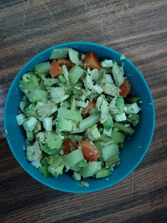Una foto de Ensalada de verduras al vapor con queso panela y pechuga