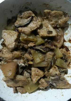 A picture of Pork with Shiitake Mushroom and PearSquash in oyster sauce.