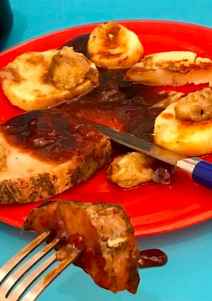 Una foto de Mi carré de cerdo con salsa de frutillas a la azúcar negra, bananas acarameladas y papas al vapor