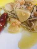 Gambas peladas con anguriñas