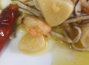 Una foto de Gambas peladas con anguriñas