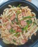 Nui xào xúc xích thịt băm