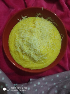 Una foto de Polenta con queso #yomequedoencasa