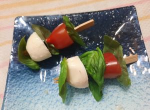 Una foto de Mozarelitas (boconccinos) caprese